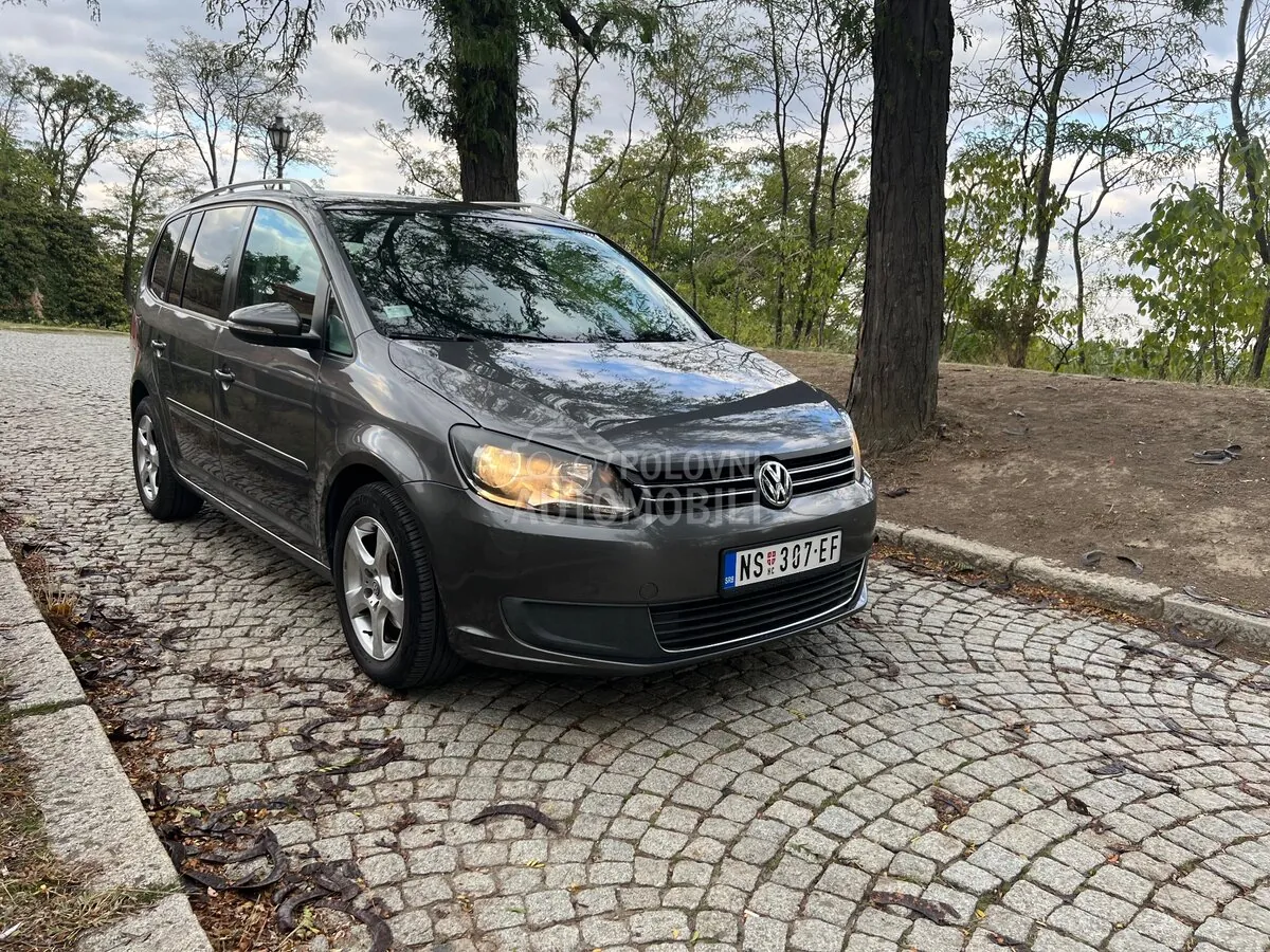 Volkswagen Touran 2011 photo 2