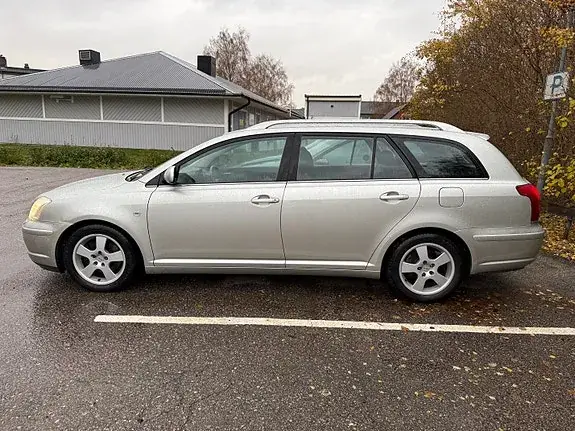 Toyota Avensis 2004 photo 2