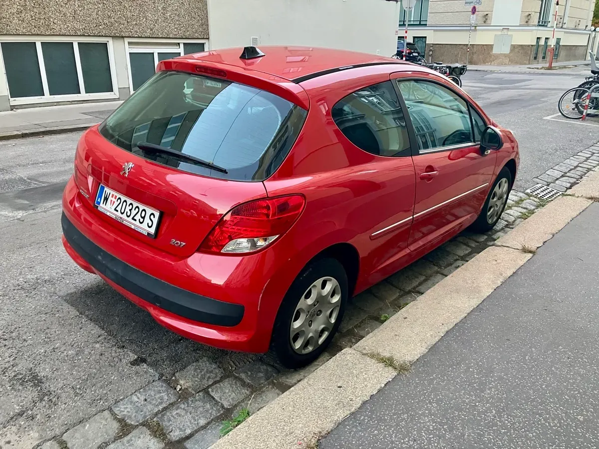 Peugeot 207 2010 photo 2