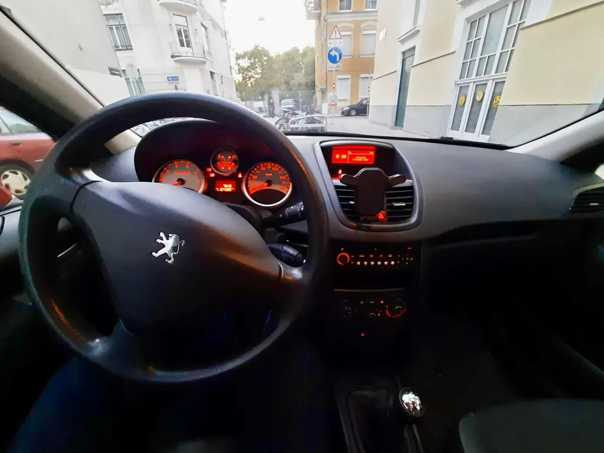 Peugeot 207 2010 photo 3
