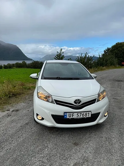 Toyota Yaris 2013 photo 2