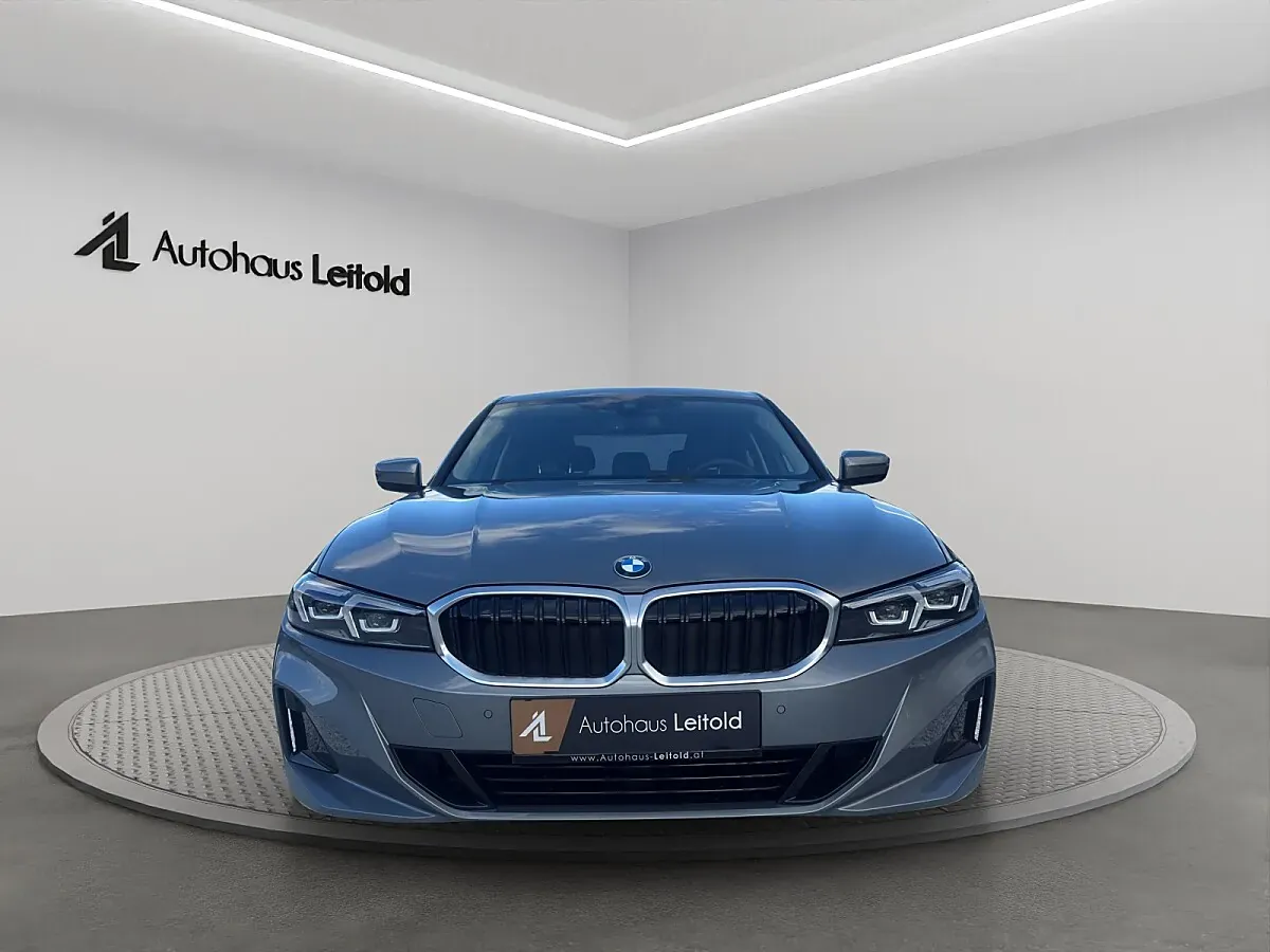 BMW 3 Series 2023 photo 2