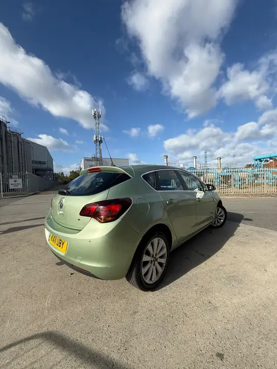 Vauxhall Astra 2011 photo 4