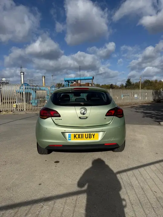 Vauxhall Astra 2011 photo 3