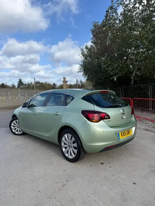 Vauxhall Astra 2011 photo 2