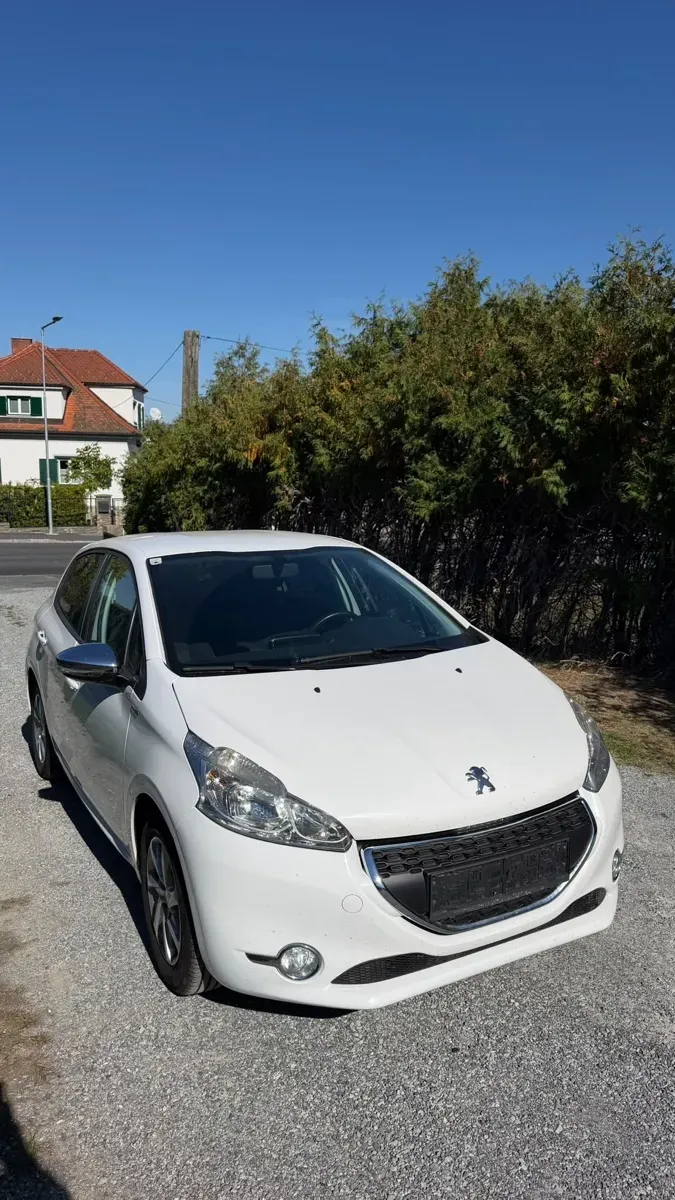 Peugeot 208 2015 photo 3