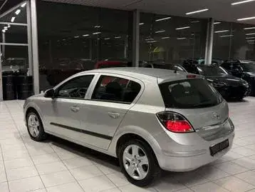 Opel Astra 2010 photo 2