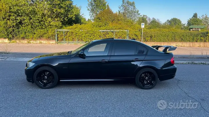 BMW 318D 2010 photo 2