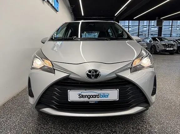 Toyota Yaris 2017 photo 2