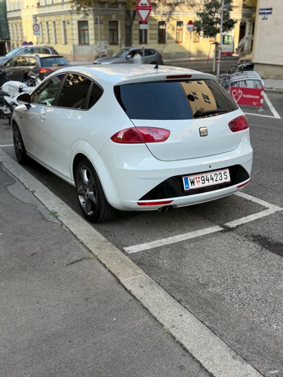 Seat Leon 2012 photo 2