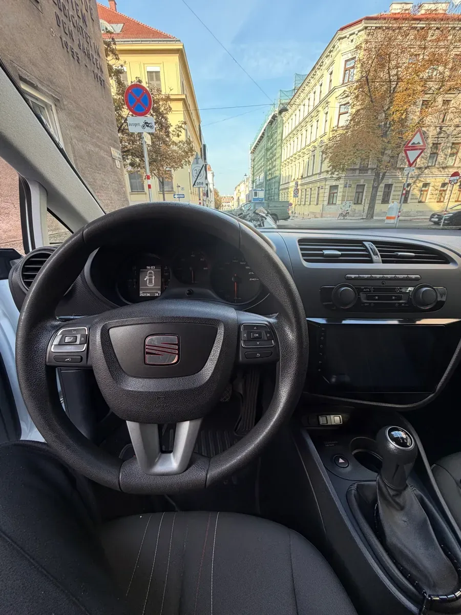 Seat Leon 2012 photo 3