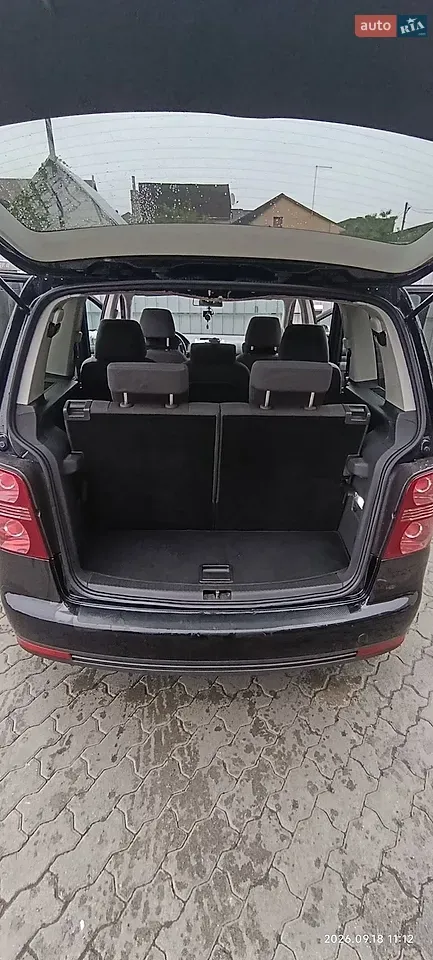 Volkswagen Touran 2010 photo 2