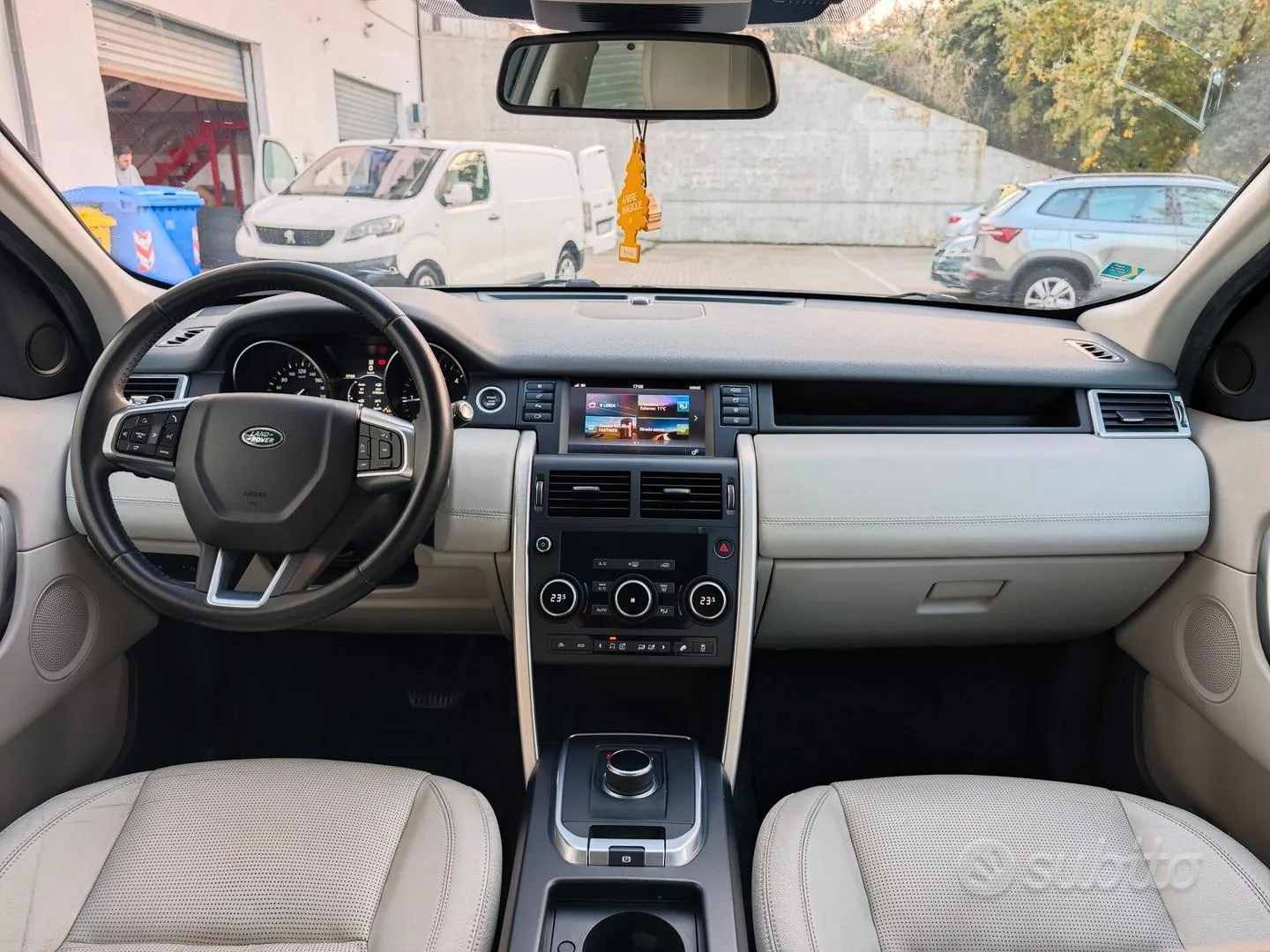 Land Rover Discovery Sport 2017 photo 2