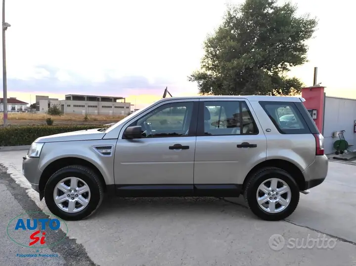 Land Rover Freelander 2011 photo 4