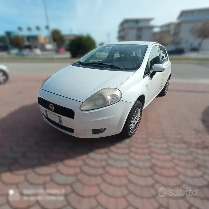 Fiat Grande Punto 2009 photo 3
