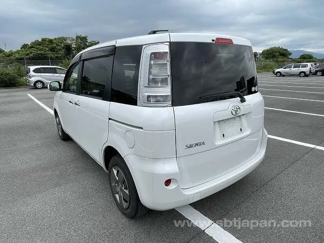 Toyota Sienta 2012 photo 3