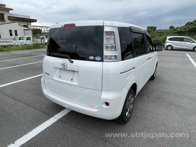 Toyota Sienta 2012 photo 4