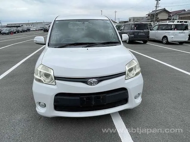 Toyota Sienta 2012 photo 5