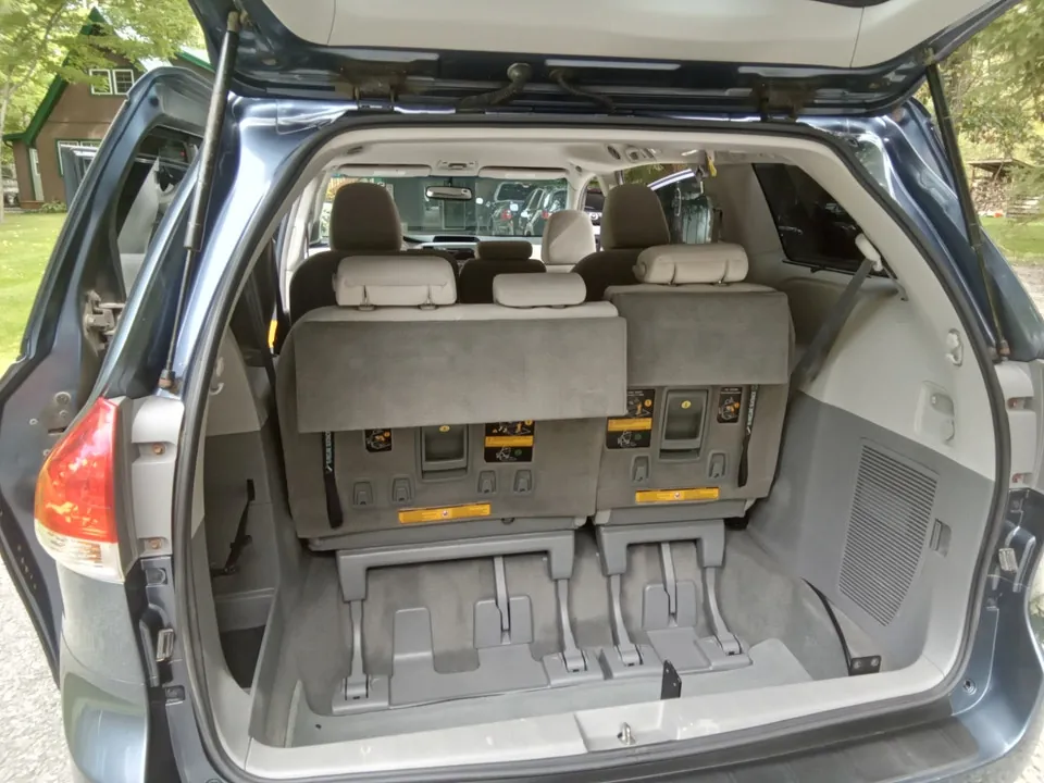 Toyota Sienna 2014 photo 2