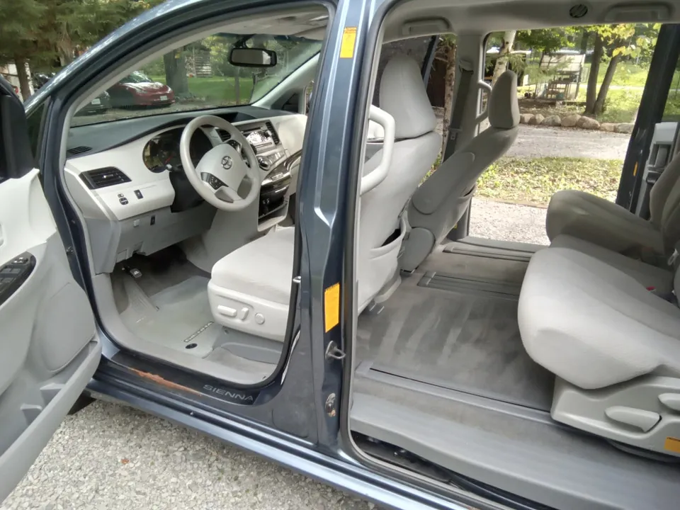 Toyota Sienna 2014 photo 3