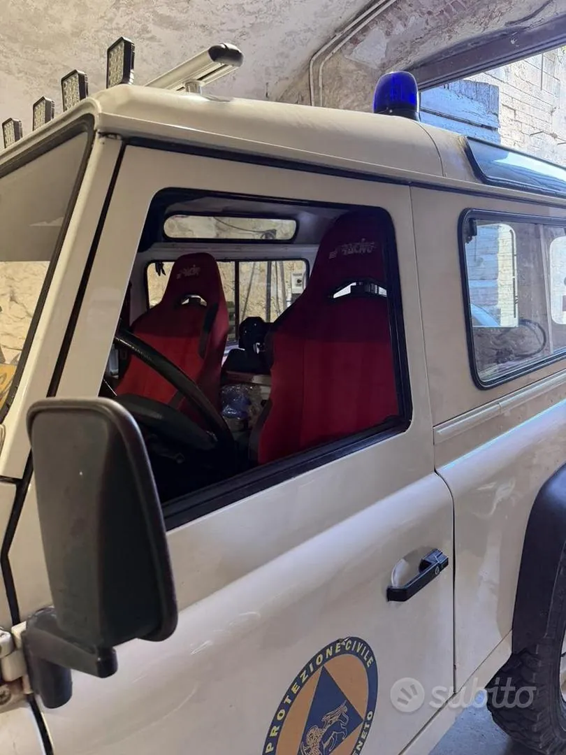 Land Rover Defender 1996 photo 2