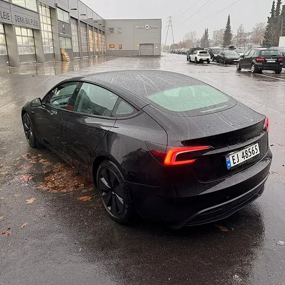 Tesla Model 3 2024 photo 3