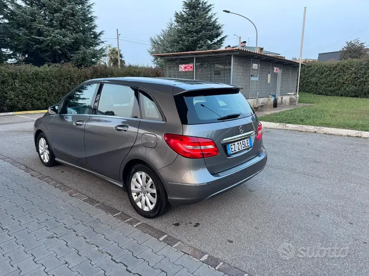 Mercedes-Benz B180 2015 photo 3