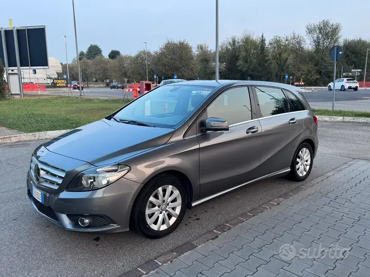 Mercedes-Benz B180 2015 photo 2