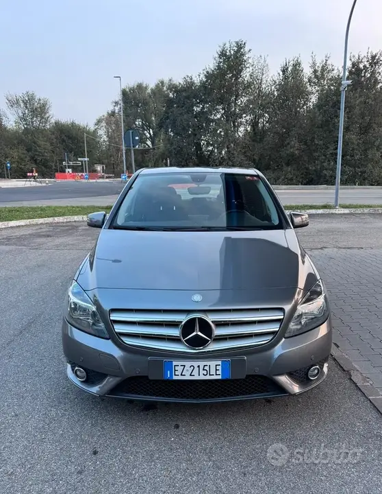 Mercedes-Benz B180