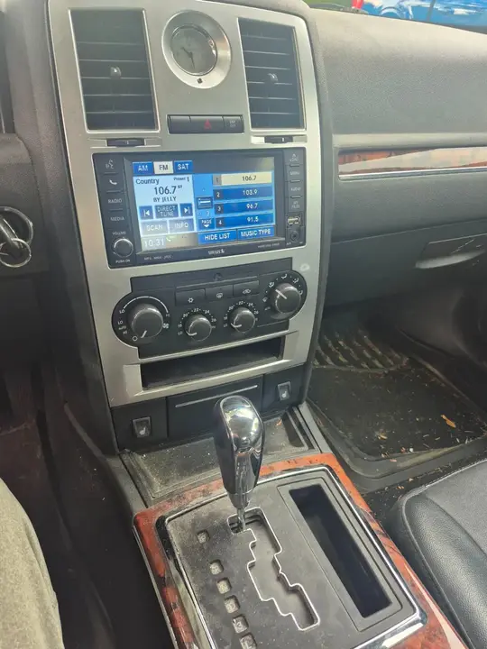 Chrysler 300 2010 photo 3