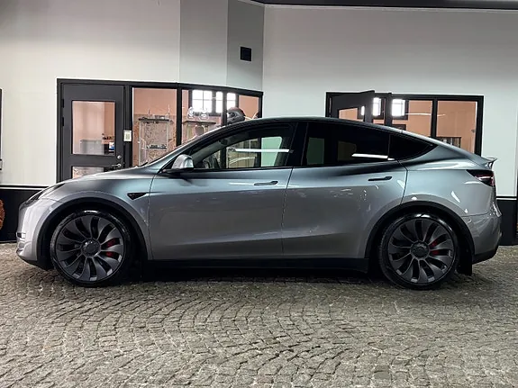 Tesla Model Y 2023 photo 2