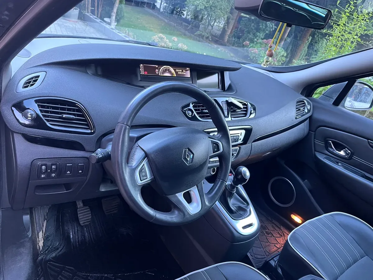 Renault Scenic 2012 photo 3