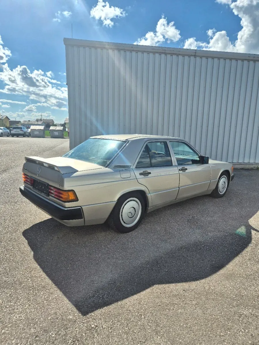 Mercedes-Benz 190 1987 photo 2