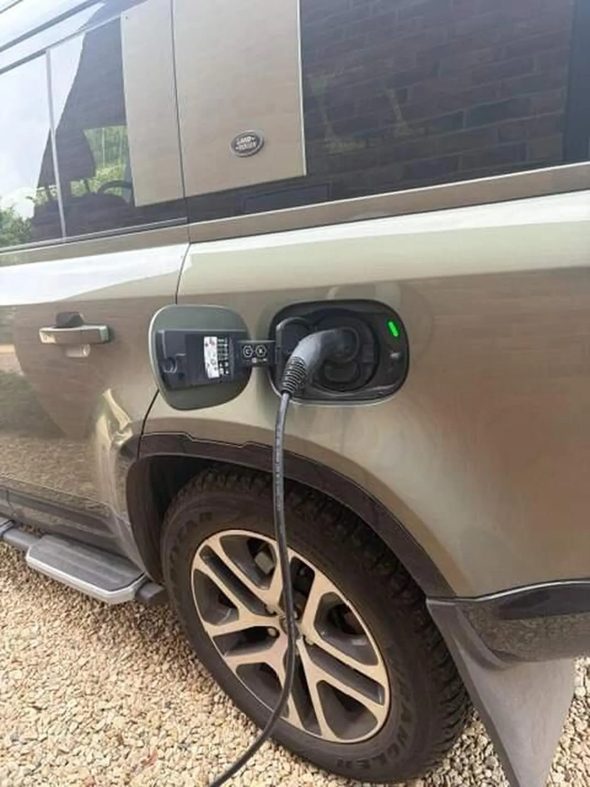 Land Rover Defender 2023 photo 2