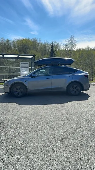 Tesla Model Y 2026 photo 2