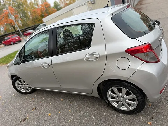 Toyota Yaris 2012 photo 4