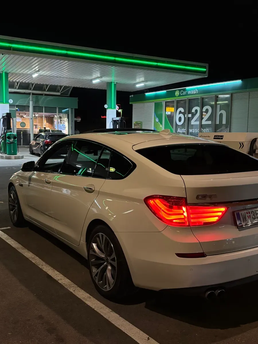 BMW 5 Series 2010 photo 2