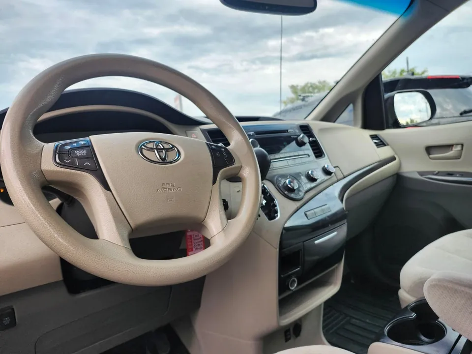Toyota Sienna 2011 photo 3