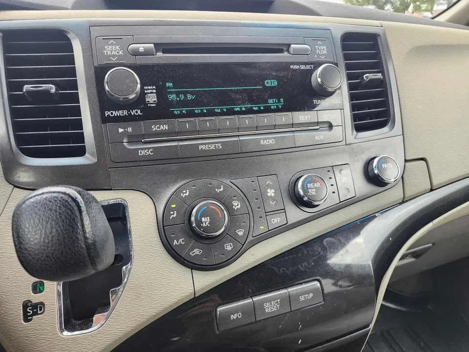 Toyota Sienna 2011 photo 4