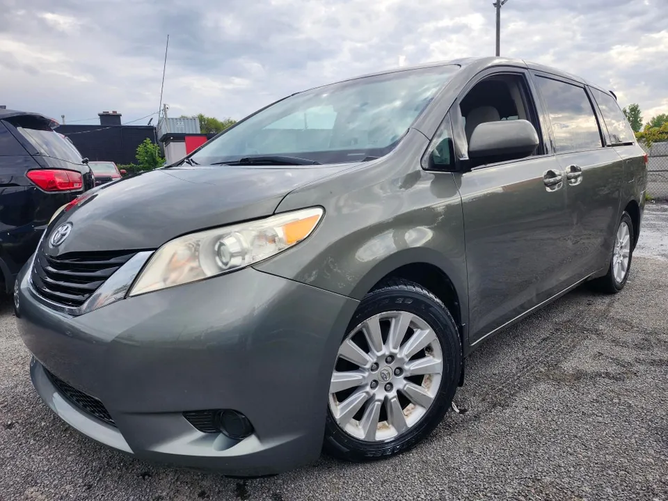 Toyota Sienna 2011 photo 2