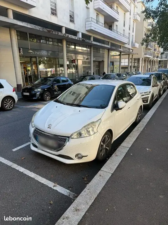 Peugeot 208 2012 photo 2