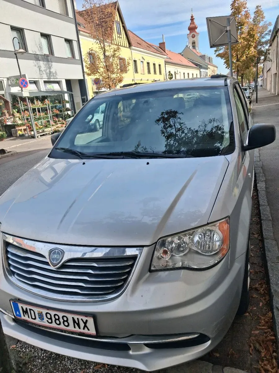 Lancia Voyager 2012 photo 2