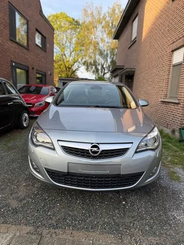 Opel Astra 2010 photo 2