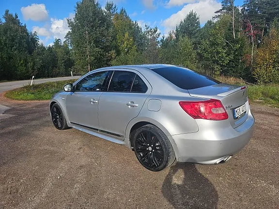 Suzuki Kizashi 2011 photo 2