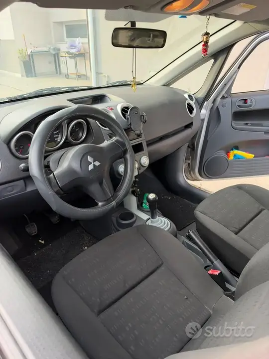 Mitsubishi Colt 2006 photo 3