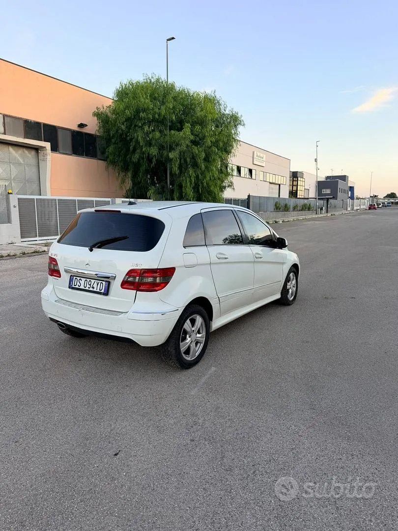 Mercedes-Benz B-Class 2009 photo 2