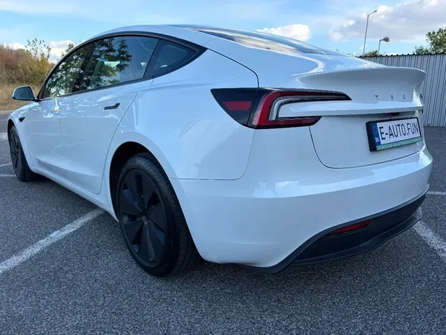 Tesla Model 3 2024 photo 2