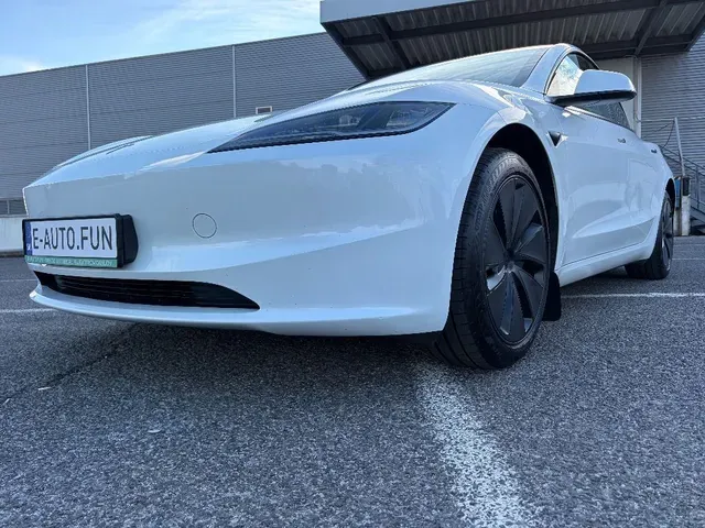 Tesla Model 3 2024 photo 3