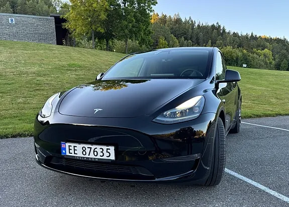 Tesla Model Y 2023 photo 2