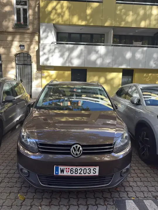 Volkswagen Touran 2011 photo 2